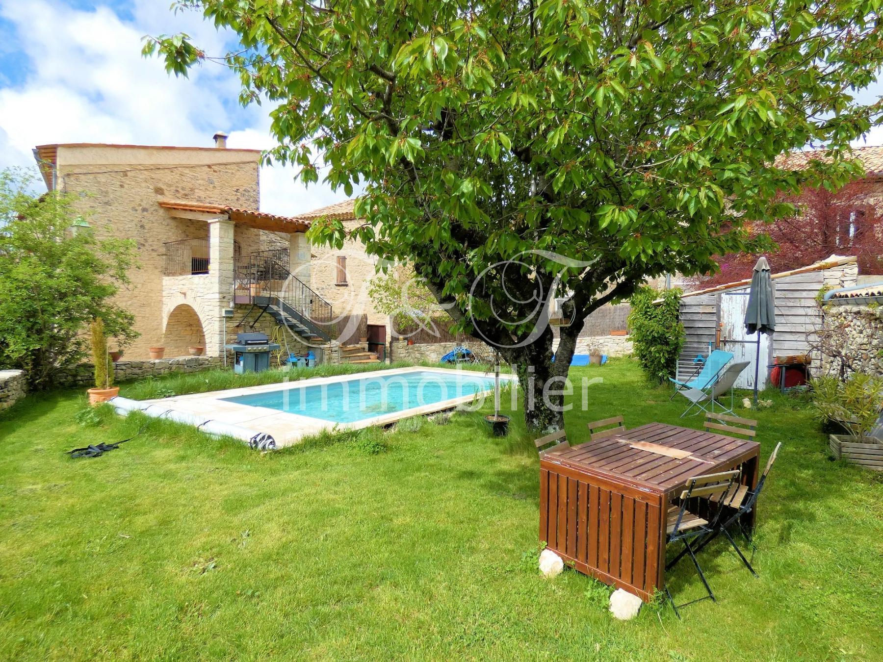 Maison de village avec piscine en Provence